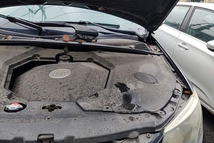 Used BYD S6 2013 Platinum Edition 2.0L Manual Luxury Model Engine Bay Left