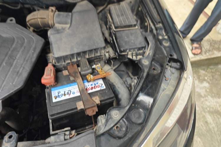 Used BYD S6 2013 Platinum Edition 2.0L Manual Luxury Model Engine Bay Left