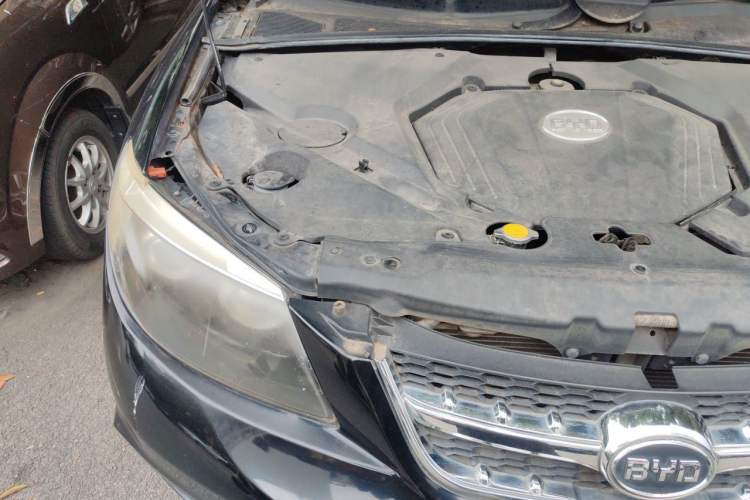 Used BYD S6 2013 Platinum Edition 2.0L Manual Luxury Model Engine Bay Right