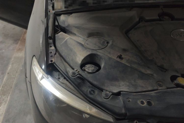 Used BYD S6 2013 Platinum Edition 2.0L Manual Luxury Model Engine Bay Right