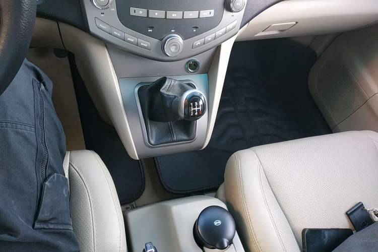 Used BYD S6 2013 Jingyue Edition 2.0L Manual Elite Model 5 Seats Gear Lever