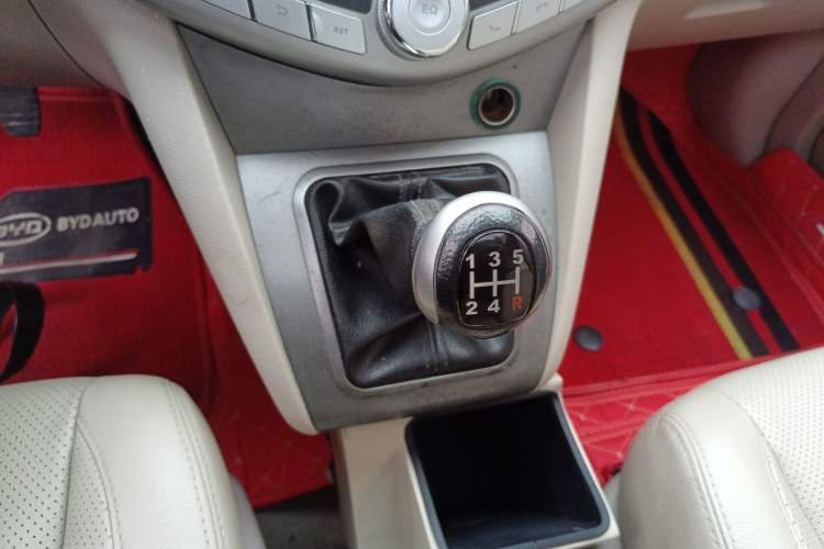 Used BYD S6 2013 Platinum Edition 2.0L Manual Elite Model Gear Lever