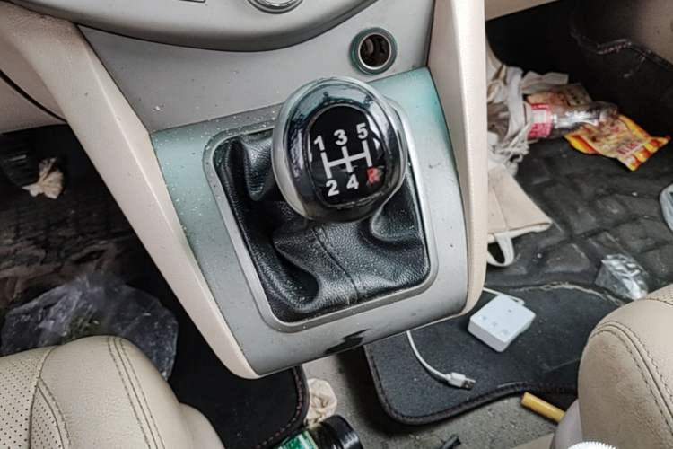 Used BYD S6 2013 Platinum Edition 2.0L Manual Luxury Model Gear Lever
