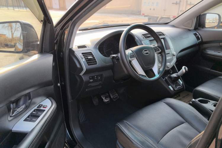 Used BYD S6 2013 Jingyue Edition 2.0L Manual Luxury Model 5 Seats Interior 1