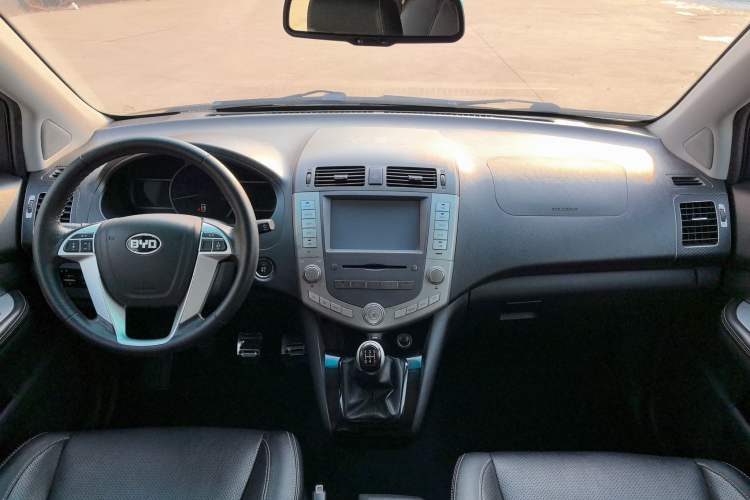 Used BYD S6 2013 Jingyue Edition 2.0L Manual Luxury Model 5 Seats Interior 2