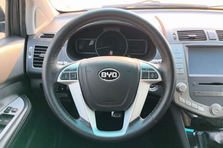 Used BYD S6 2013 Jingyue Edition 2.0L Manual Luxury Model 5 Seats Interior 3