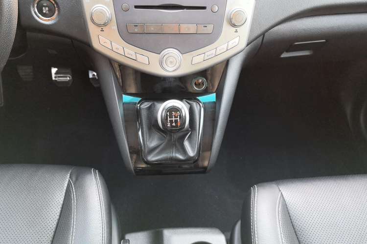 Used BYD S6 2013 Jingyue Edition 2.0L Manual Luxury Model 5 Seats Interior 5