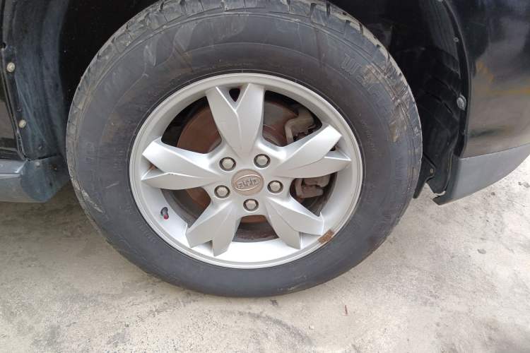 Used BYD S6 2013 Platinum Edition 2.0L Manual Elite Model Right Front Wheel Hub