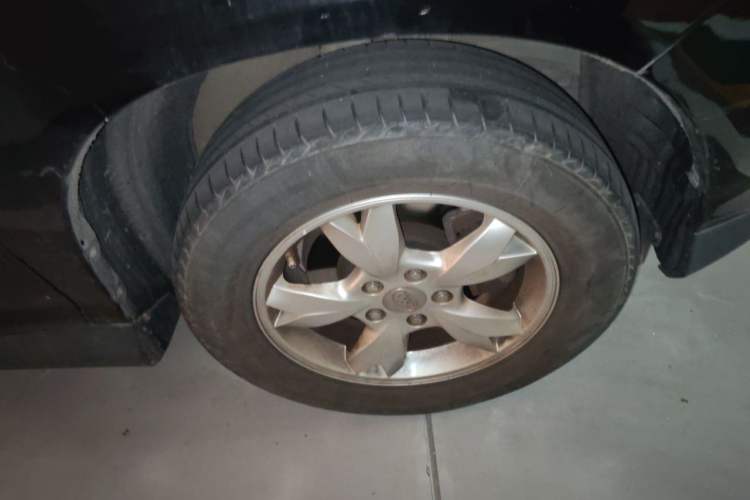 Used BYD S6 2013 Platinum Edition 2.4L Automatic Luxury Model Right Front Wheel Hub