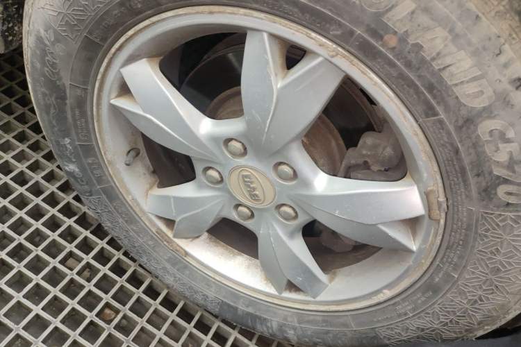 Used BYD S6 2013 Jingyue Edition 2.4L Automatic Elite Model 5 Seats Right Front Wheel Hub