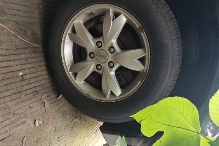 Used BYD S6 2013 Platinum Edition 2.4L Automatic Prestige Model Right Front Wheel Hub