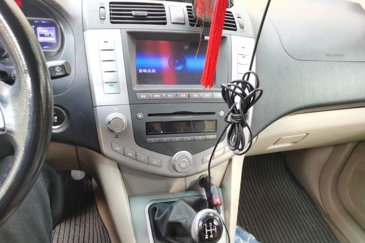 Used BYD S6 2013 Jingyue Edition 2.0L Manual Luxury Model 5 Seats Audio And AC Panel