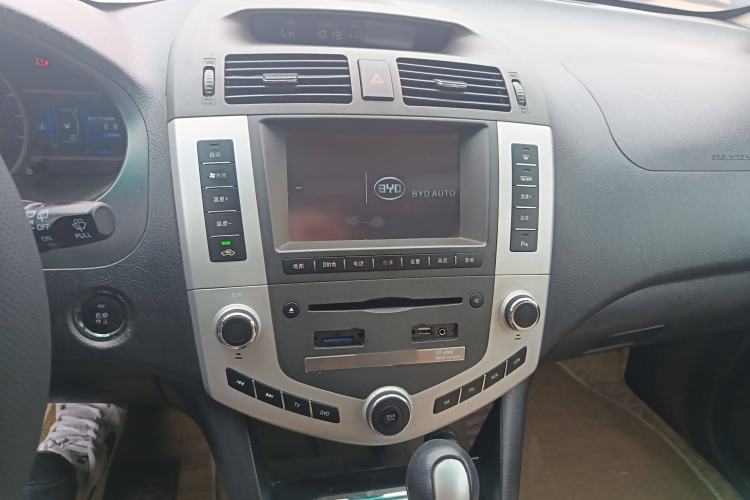 Used BYD S6 2013 Jingyue Edition 2.4L Automatic Luxury Model 5 Seats Audio And AC Panel