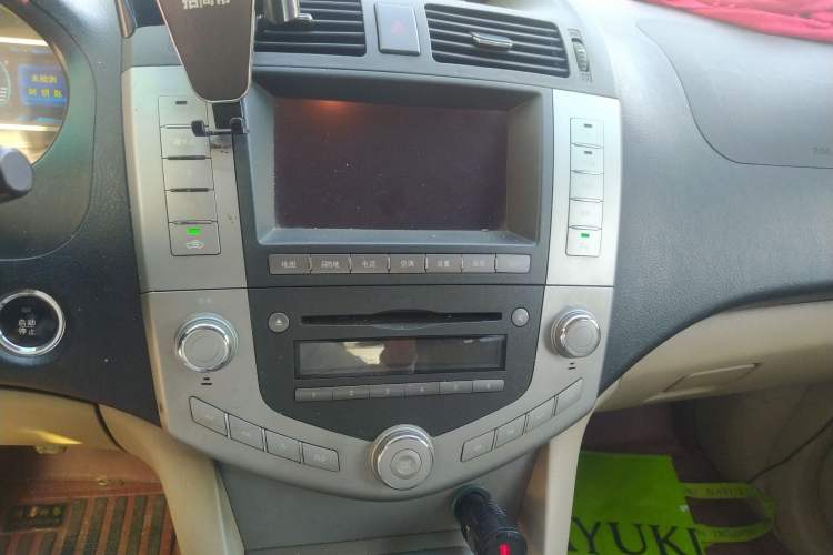 Used BYD S6 2013 Jingyue Edition 2.0L Manual Luxury Model 5 Seats Audio And AC Panel