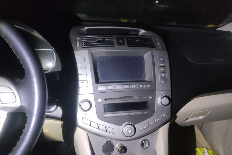 Used BYD S6 2013 Jingyue Edition 2.4L Automatic Luxury Model 5 Seats Audio And AC Panel