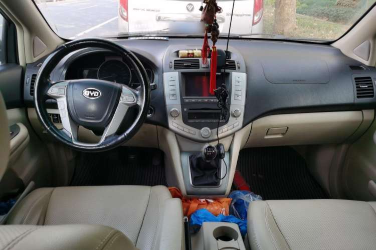 Used BYD S6 2013 Jingyue Edition 2.0L Manual Luxury Model 5 Seats Center Console