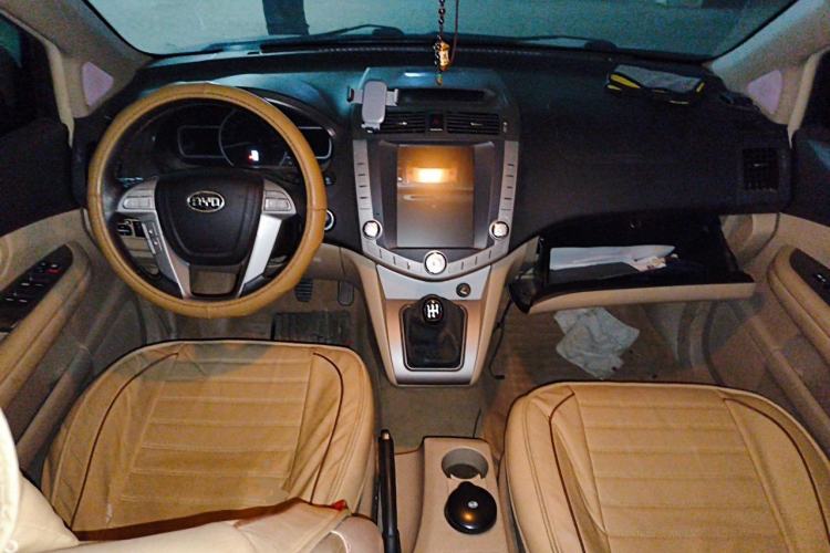 Used BYD S6 2013 Jingyue Edition 2.0L Manual Luxury Model 5 Seats Center Console