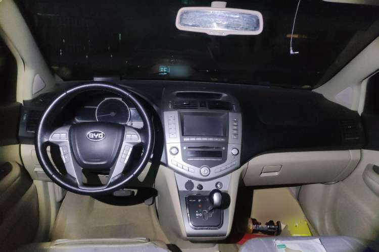 Used BYD S6 2013 Jingyue Edition 2.4L Automatic Luxury Model 5 Seats Center Console