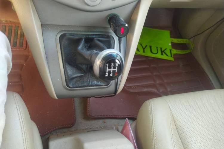 Used BYD S6 2013 Jingyue Edition 2.0L Manual Luxury Model 5 Seats Gear Lever