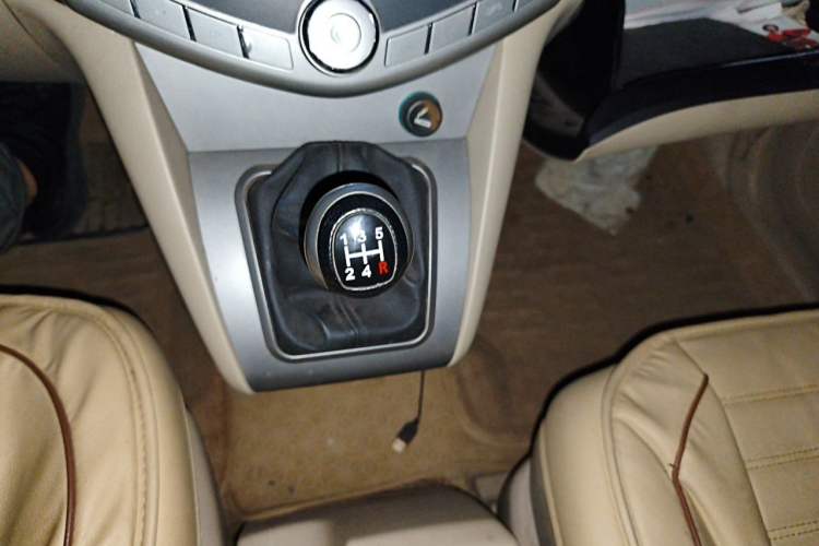 Used BYD S6 2013 Jingyue Edition 2.0L Manual Luxury Model 5 Seats Gear Lever