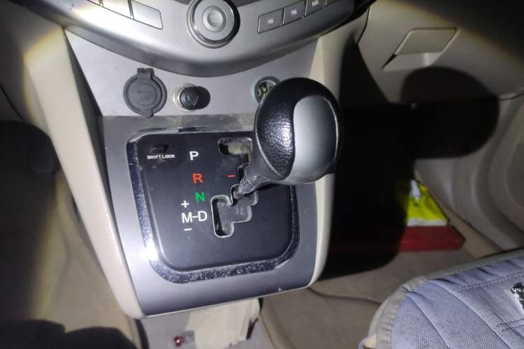 Used BYD S6 2013 Jingyue Edition 2.4L Automatic Luxury Model 5 Seats Gear Lever
