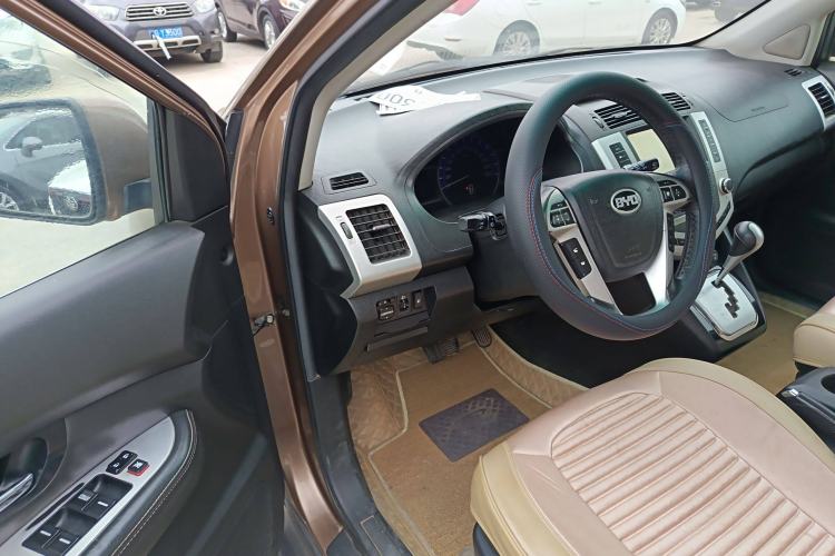 Used BYD S6 2013 Jingyue Edition 2.4L Automatic Luxury Model 5 Seats Interior 2