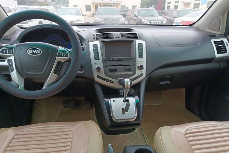 Used BYD S6 2013 Jingyue Edition 2.4L Automatic Luxury Model 5 Seats Interior 3