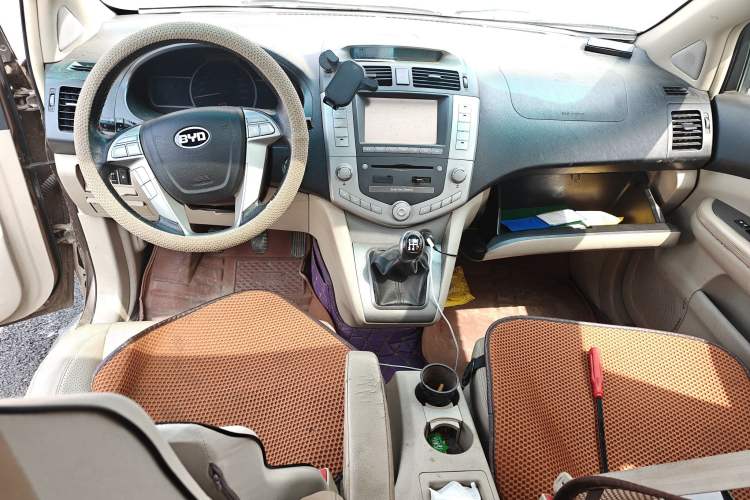 Used BYD S6 2013 Platinum Edition 2.0L Manual Luxury Model Center Console