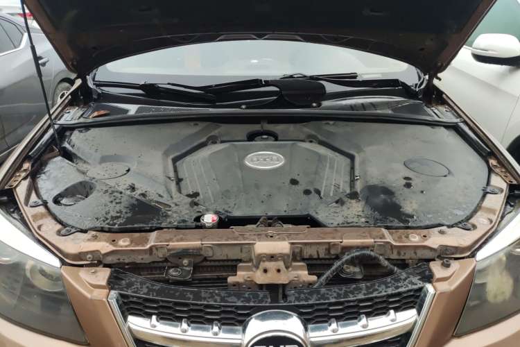 Used BYD S6 2013 Platinum Edition 2.4L Automatic Luxury Model Engine Bay