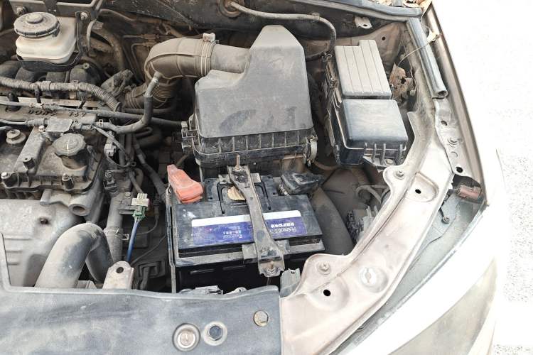 Used BYD S6 2013 Platinum Edition 2.0L Manual Luxury Model Engine Bay Left