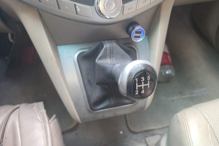 Used BYD S6 2013 Jingyue Edition 2.0L Manual Luxury Model 5 Seats Gear Lever
