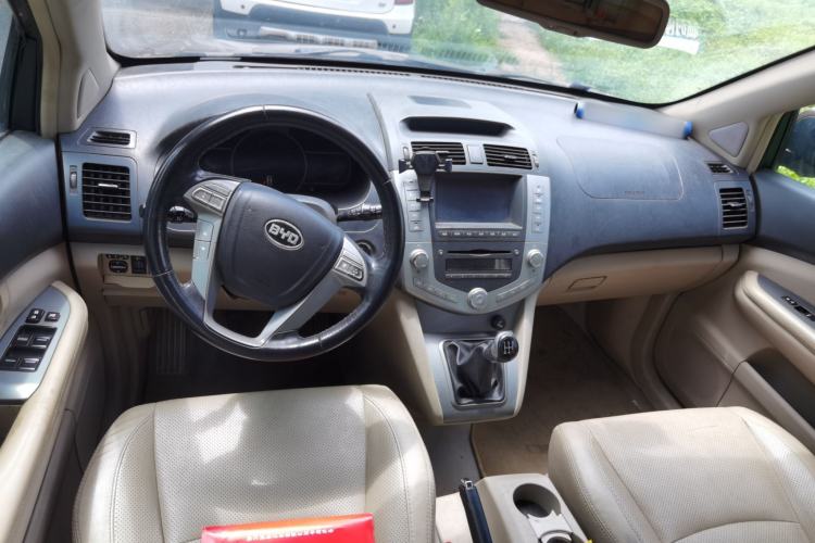 Used BYD S6 2013 Jingyue Edition 2.0L Manual Luxury Model 5 Seats Center Console