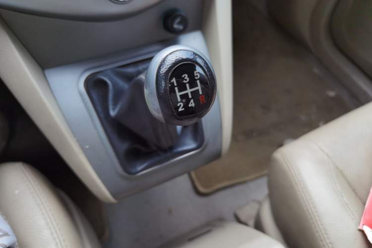 Used BYD S6 2013 Jingyue Edition 2.0L Manual Luxury Model 5 Seats Gear Lever
