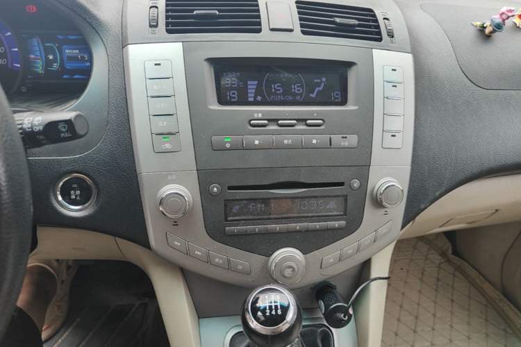 Used BYD S6 2013 Jingyue Edition 2.4L Manual Luxury 5-Seater Audio And AC Panel