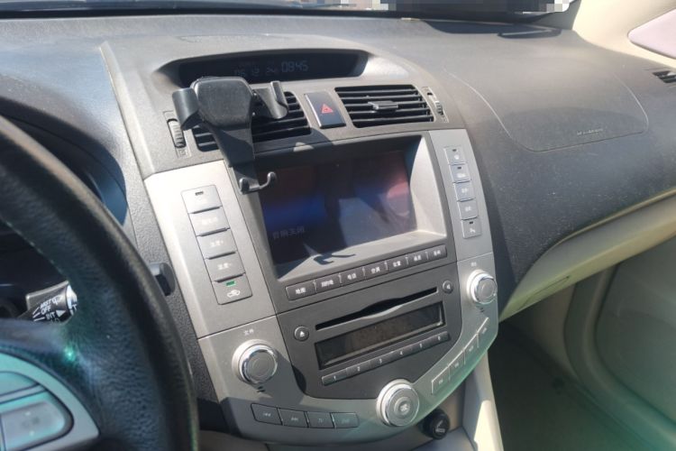 Used BYD S6 2013 Jingyue Edition 2.0L Manual Luxury Model 5 Seats Audio And AC Panel