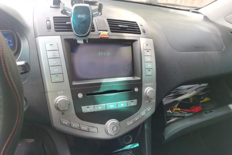 Used BYD S6 2013 Jingyue Edition 2.0L Manual Luxury Model 5 Seats Audio And AC Panel