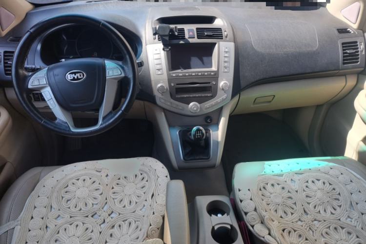 Used BYD S6 2013 Jingyue Edition 2.0L Manual Luxury Model 5 Seats Center Console