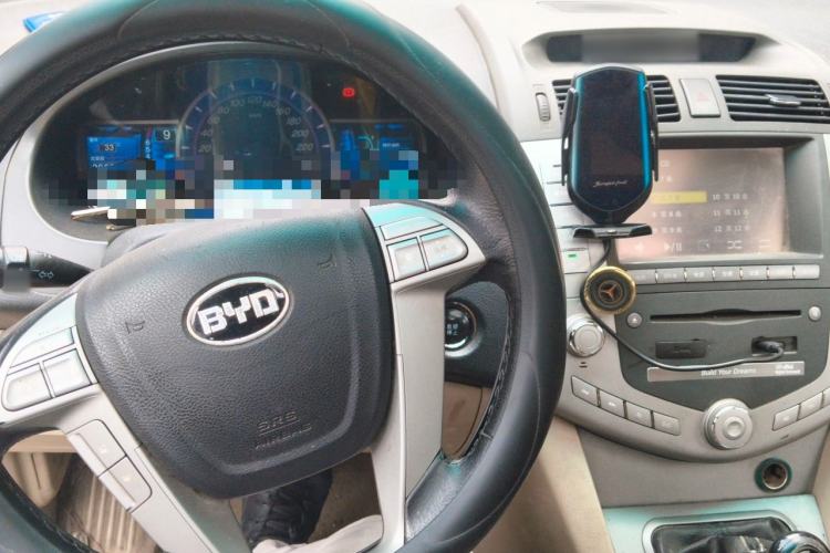 Used BYD S6 2013 Platinum Edition 2.0L Manual Elite Model Center Console