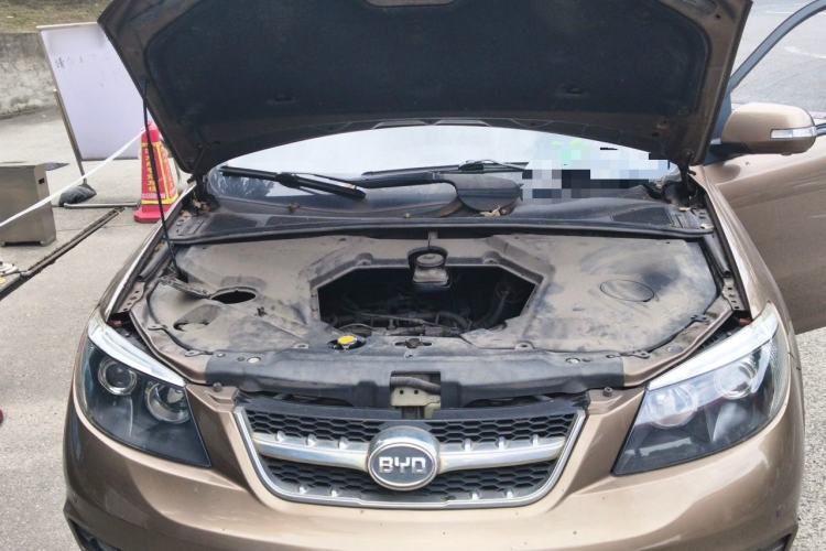 Used BYD S6 2013 Platinum Edition 2.0L Manual Elite Model Engine Bay