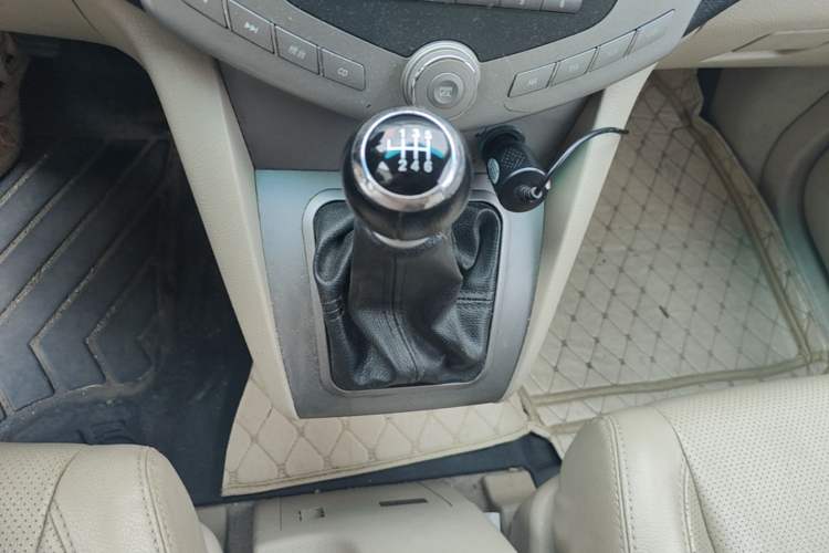 Used BYD S6 2013 Jingyue Edition 2.4L Manual Luxury 5-Seater Gear Lever