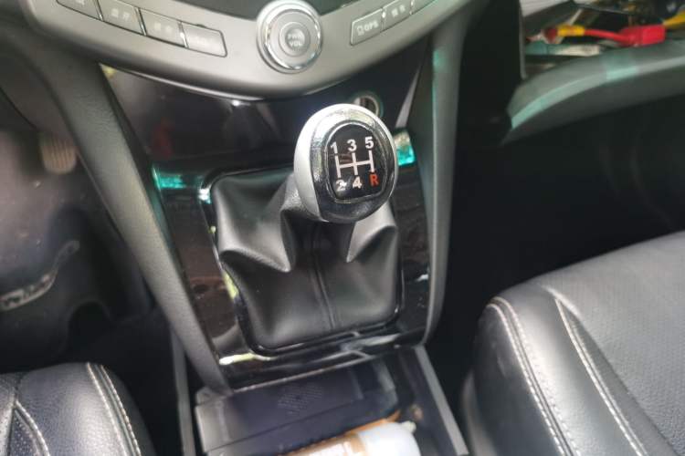 Used BYD S6 2013 Jingyue Edition 2.0L Manual Luxury Model 5 Seats Gear Lever