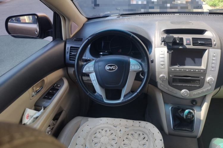 Used BYD S6 2013 Jingyue Edition 2.0L Manual Luxury Model 5 Seats Steering Wheel