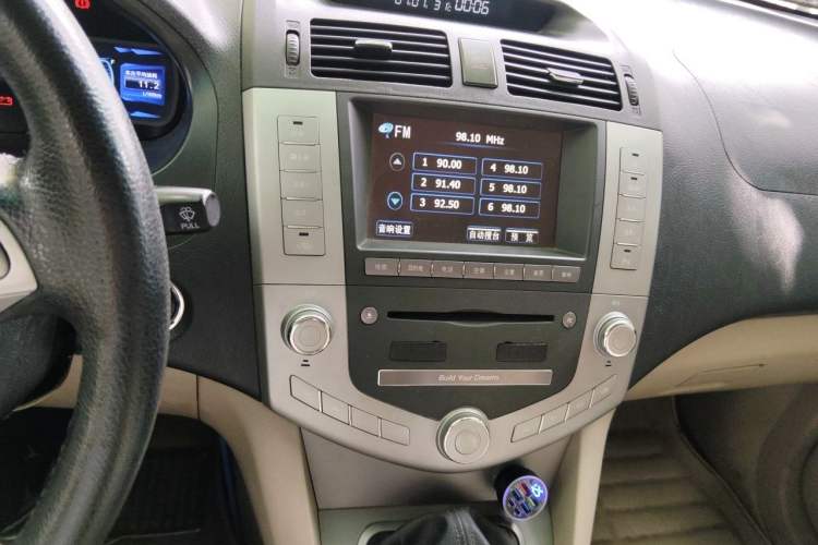 Used BYD S6 2013 Jingyue Edition 2.0L Manual Luxury Model 5 Seats Audio And AC Panel