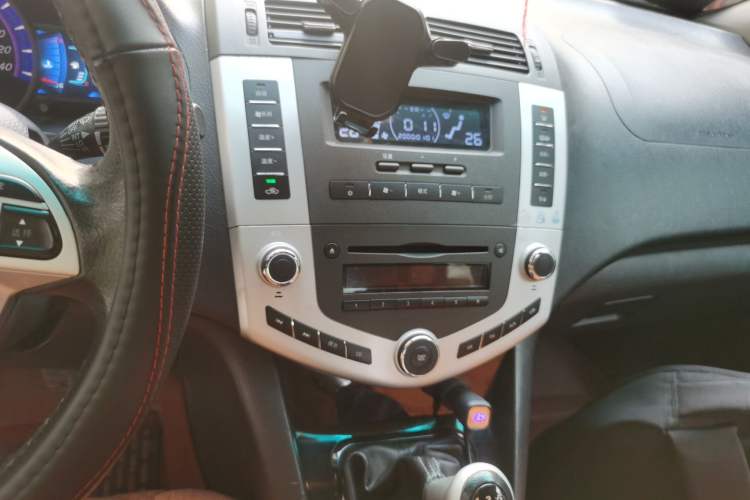 Used BYD S6 2013 Jingyue Edition 2.0L Manual Luxury Model 5 Seats Audio And AC Panel