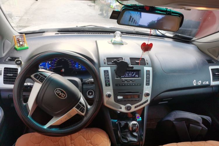 Used BYD S6 2013 Jingyue Edition 2.0L Manual Luxury Model 5 Seats Center Console