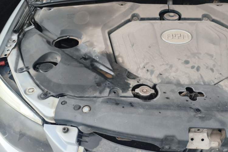 Used BYD S6 2013 Platinum Edition 2.0L Manual Luxury Model Engine Bay Right