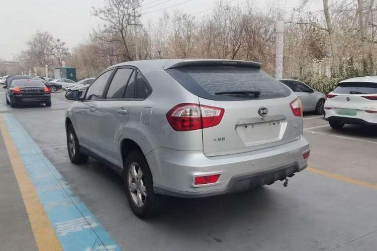 Used BYD S6 2013 Platinum Edition 2.0L Manual Luxury Model Exterior 3