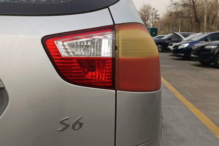Used BYD S6 2013 Platinum Edition 2.0L Manual Luxury Model Exterior 5
