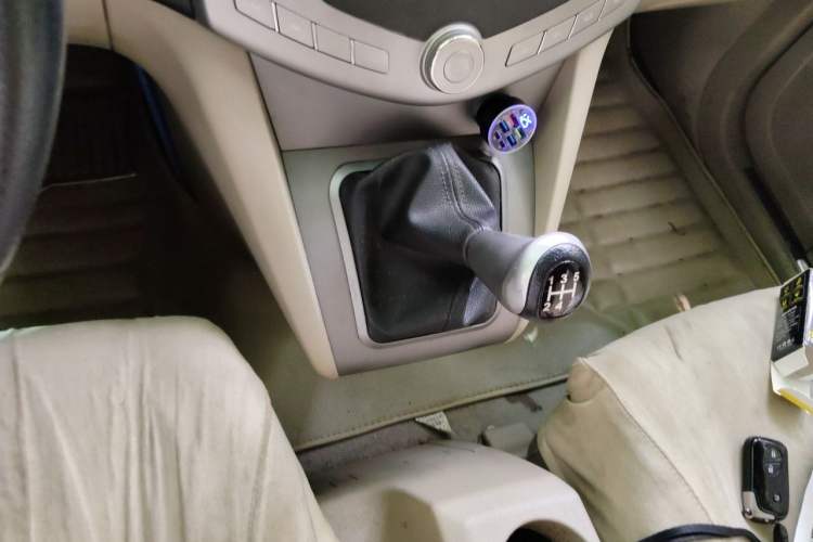 Used BYD S6 2013 Jingyue Edition 2.0L Manual Luxury Model 5 Seats Gear Lever