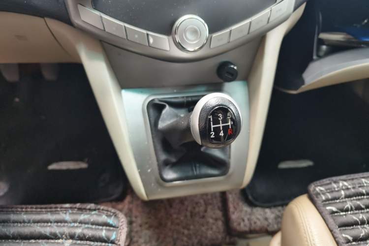Used BYD S6 2013 Jingyue Edition 2.0L Manual Luxury Model 5 Seats Gear Lever
